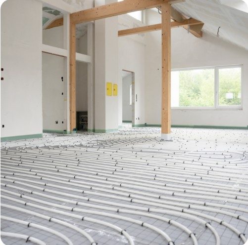 Leidingen van vloerverwarming gelegd op de ondervloer van een woning