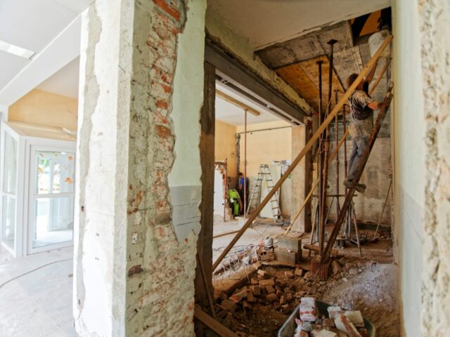 Muur opengebroken tijdens sloopwerk bij een binnenrenovatie