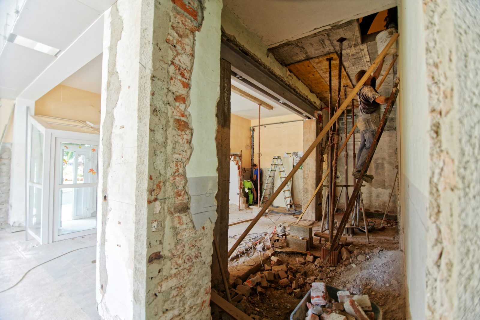 Muur opengebroken tijdens sloopwerk bij een binnenrenovatie