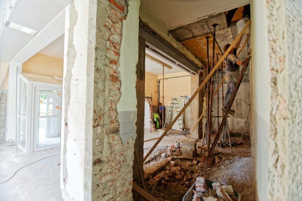 Muur opengebroken tijdens sloopwerk bij een binnenrenovatie