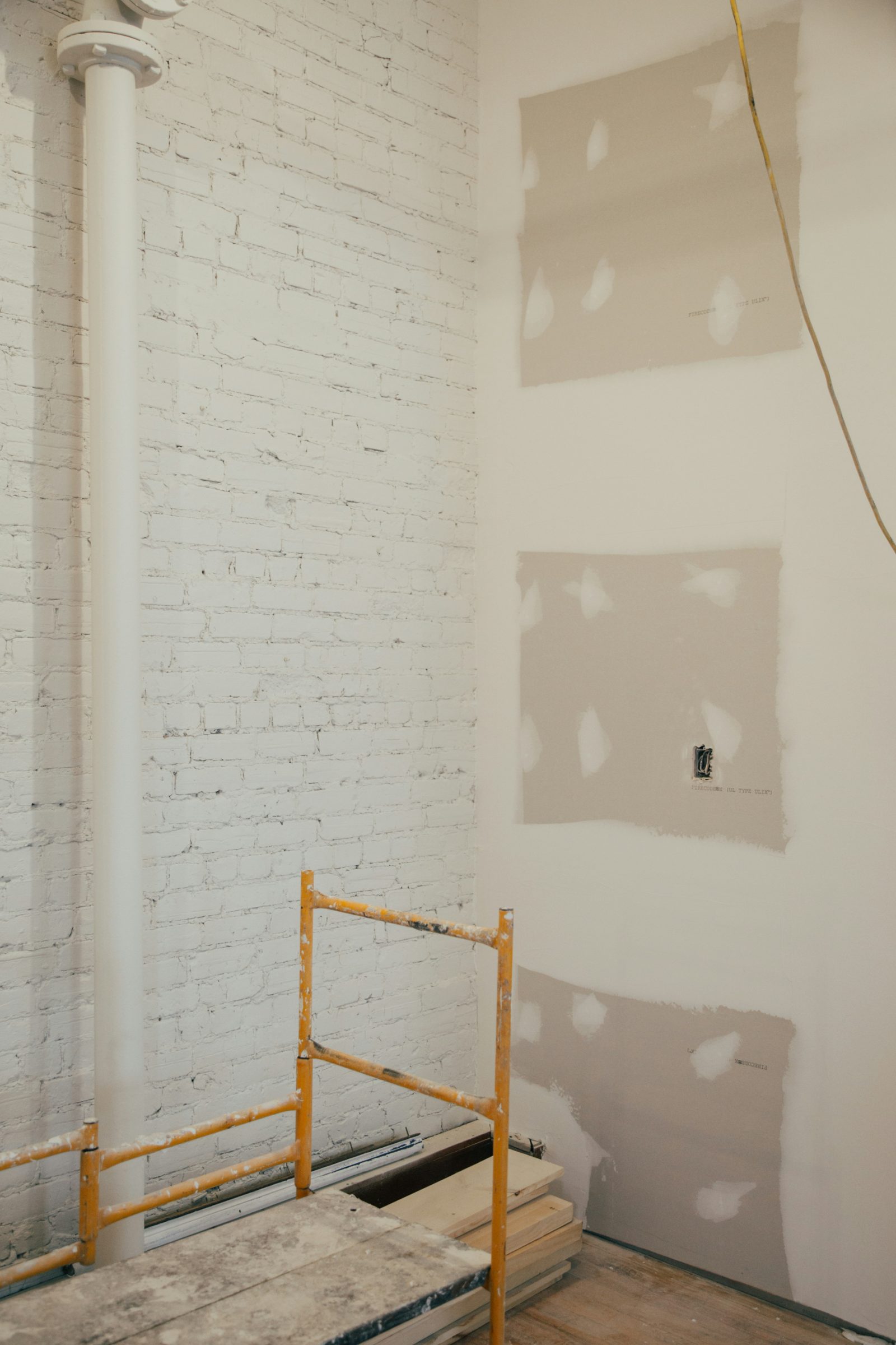 Binnenmuur halverwege gestuct tijdens een renovatie