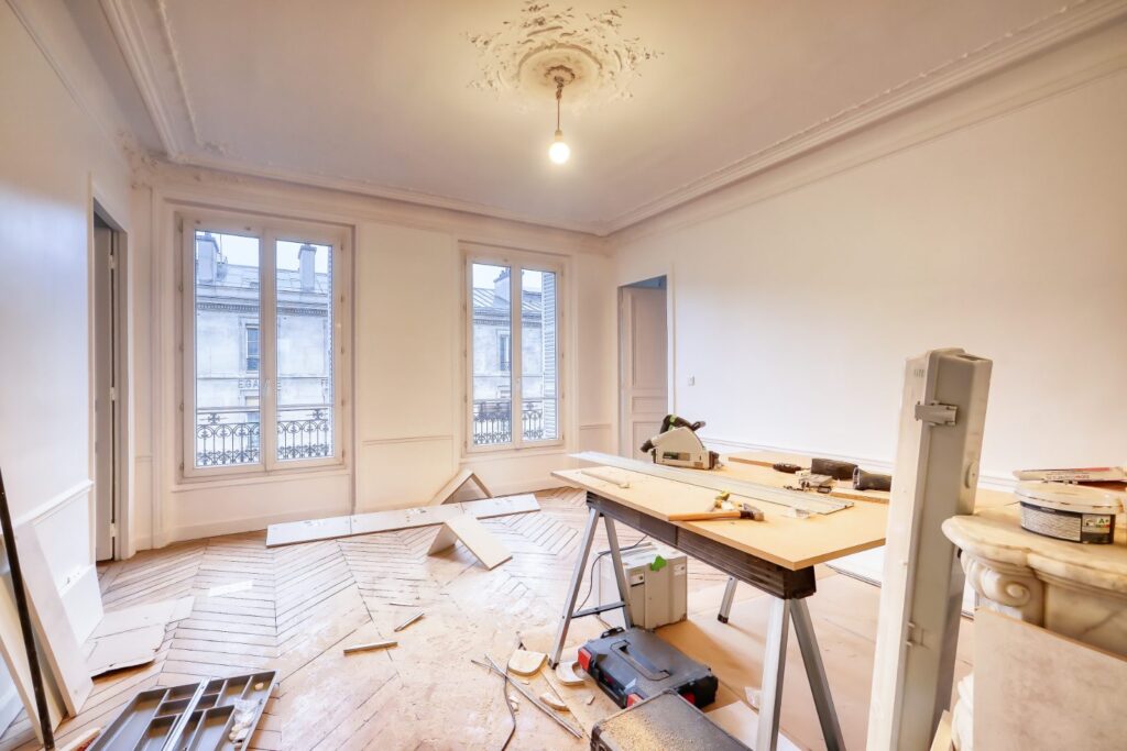 Lege kamer tijdens een complete binnenrenovatie met gereedschap op de vloer