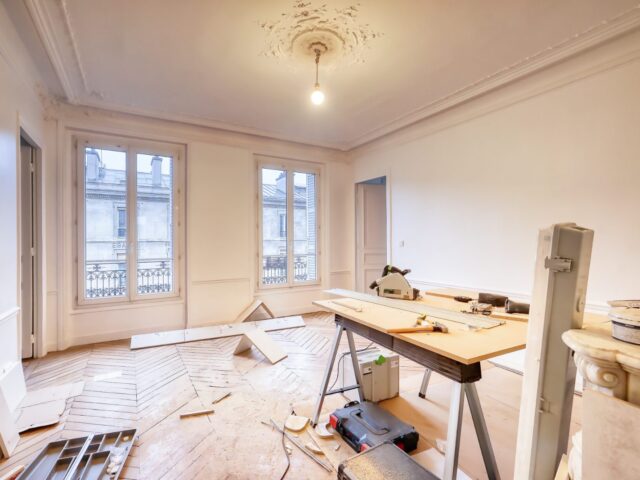 Lege kamer tijdens een complete binnenrenovatie met gereedschap op de vloer