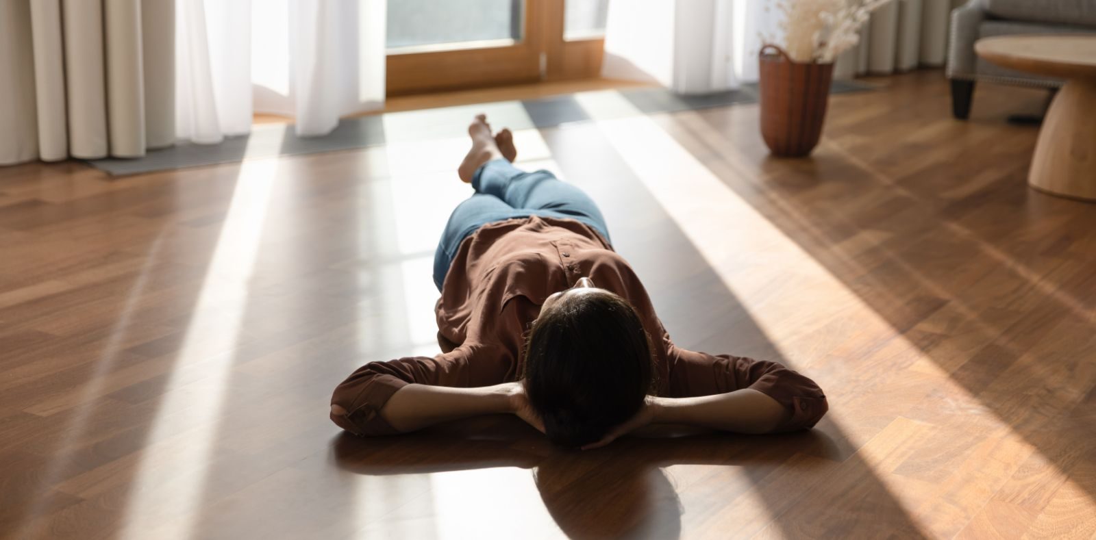 Persoon ligt ontspannen op een warme vloer met vloerverwarming
