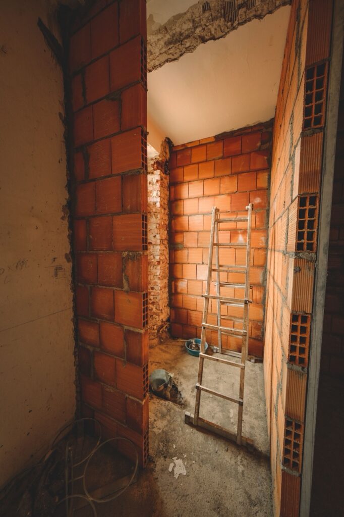 Nieuwe binnenmuren van baksteen tijdens een complete binnenrenovatie