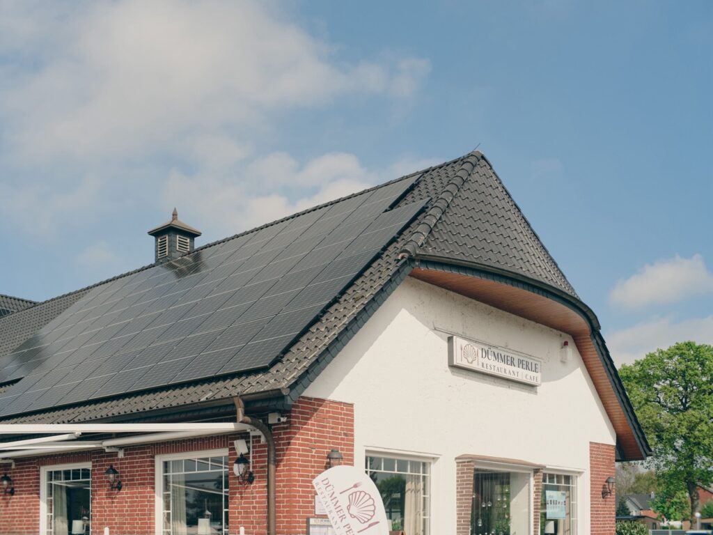 Zonnepanelen op een pannendak van een bestaand pand