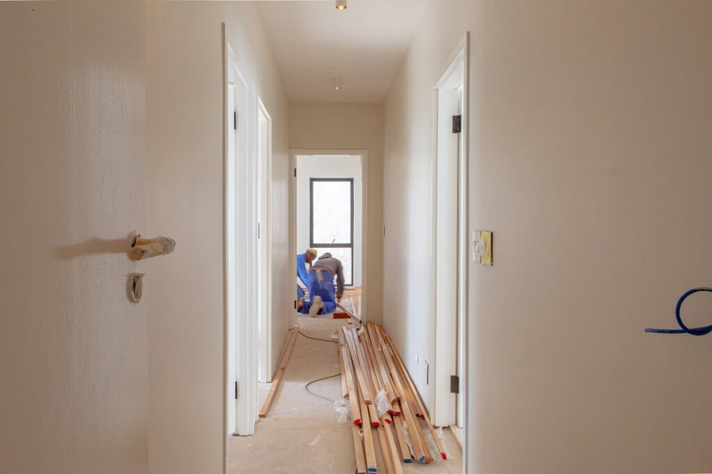 Vakman aan het werk in een gang tijdens een binnenrenovatie, werken bij RW Duurzaam Wonen