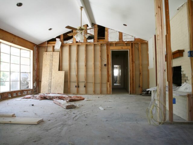 Woning in renovatie met nieuwe houten wanden, open sollicitatie bij RW Duurzaam Wonen