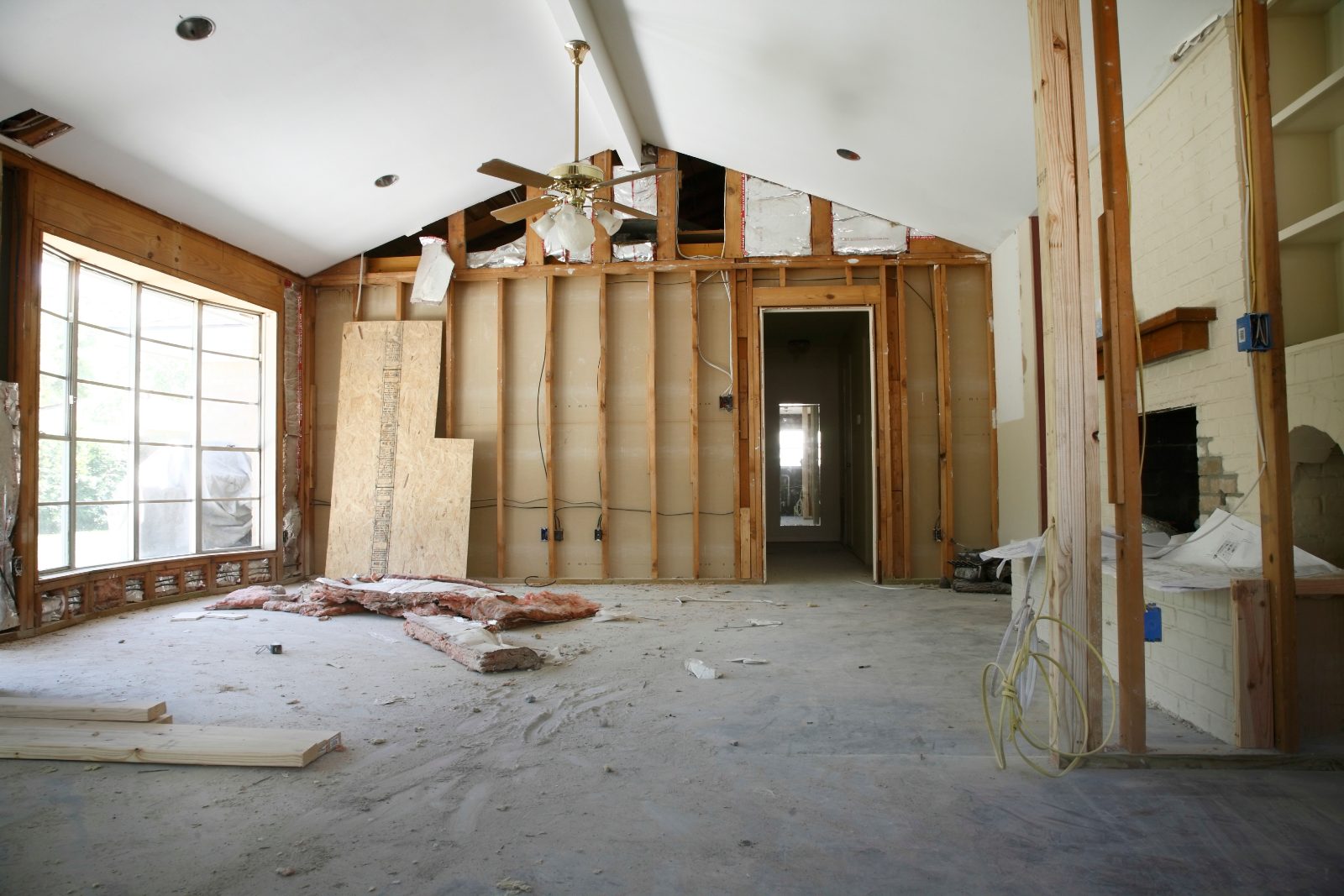 Woning in renovatie met nieuwe houten wanden, open sollicitatie bij RW Duurzaam Wonen