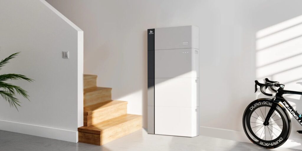 Thuisbatterij aan de muur in de hal van een woning, voor opslag van zonne-energie